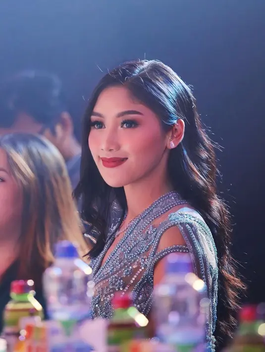 Terlihat dari lipstik merah matte, blush on pink, dan riasan mata bold dengan bulu mata palsu. [Foto: IG/erinagudono].