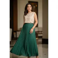 Rekomendasi Warna Rok Plisket yang Cocok untuk Kulit Sawo Matang (Image by Gemini AI)