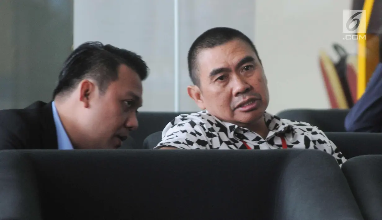 Wali Kota Malang nonaktif, Mochamad Anton (kanan) menunggu di lobi gedung KPK, Jakarta, Selasa (27/3). M Anton diperiksa sebagai tersangka kasus dugaan suap pembahasan APBD-P Pemerintah Kota Malang Tahun Anggaran (TA) 2015. (Merdeka.com/Dwi Narwoko)