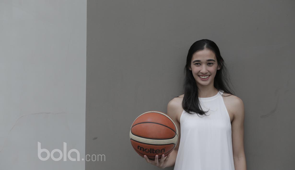 Ketika sudah SMP, dia mulai lebih serius menggeluti basket dengan masuk klub Aliansi Jakarta. Saat berusia 14 tahun, Hele tampil dalam pertandingan resmi pertamanya pada kejuaraan nasional antarklub. (Bola.com/Reza Bachtiar)