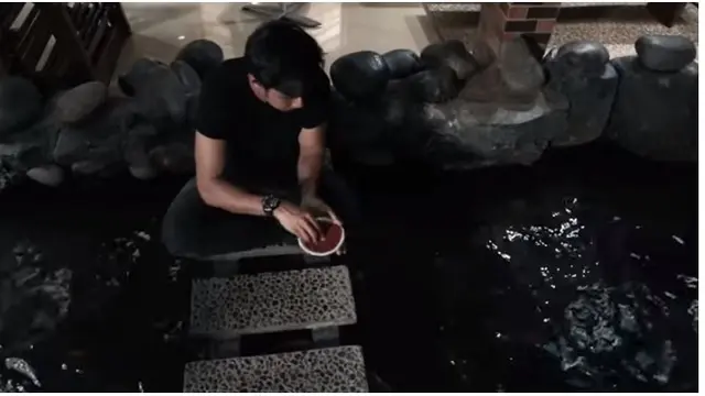 Rumahnya ini juga bernuansa alam, tak tanggung-tanggung di dalamnya terdapat kolam ikan besar.
