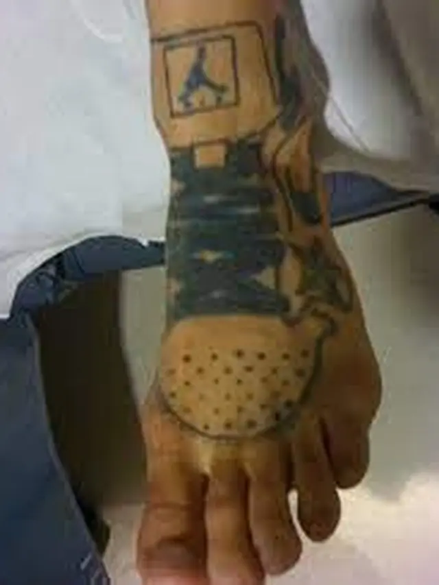 6 Tato Bentuk Sepatu di Kaki Ini Nyeleneh, Enggak Habis Pikir