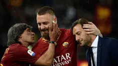 Gelandang AS Roma, Daniele De Rossi, bersama Bruno Conti dan Francesco Totti usai melawan Parma pada laga Serie A di Stadion Olympic, Roma, Minggu (26/5). Laga ini perpisahan bagi De Rossi dan AS Roma setelah 18 tahun. (AFP/Filippo Monteforte)