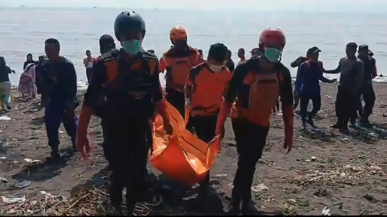 Jasad seorang santri yang temukan di Pantai Bomo Banyuwangi dievakuasi oleh tim SAR gabungan (Istimewa)