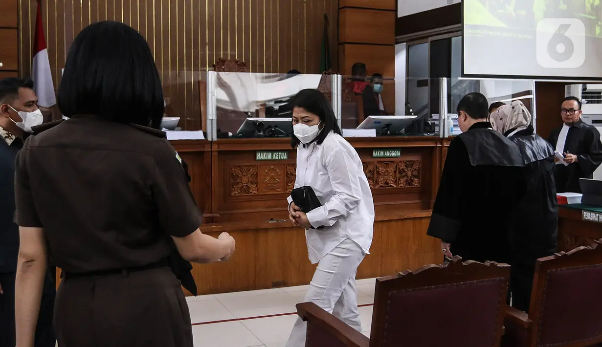 Terdakwa Putri Candrawathi usai menjalani sidang lanjutan dalam kasus pembunuhan Brigadir Yosua Hutabarat dengan agenda sidang pembacaan tuntutan oleh Jaksa Penuntut Umum di Pengadilan Negeri Jakarta Selatan, Rabu (18/1/2023). Putri Candrawathi dituntut 8 tahun Penjara. (Liputan6.com/Johan Tallo)