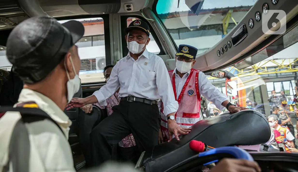 <p>Menko PMK Muhadjir Effendy (tengah) dan Menteri Perhubungan Budi Karya Sumadi (kanan) berbincang dengan sopir bus saat melepas Mudik Aman Mudik Sehat di Terminal Jatijajar, Depok, Jawa Barat, Kamis (28/4/2022). Enesis Group membuka posko mudik dan arus balik di beberapa titik di Pulau Jawa sejak 25 April hingga 8 Mei 2022 untuk memberikan kenyamanan dan keamanan bagi masyarakat. (Liputan6.com/Faizal Fanani)</p>