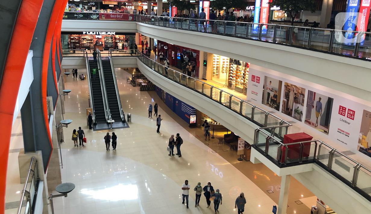 Suasana salah satu pusat perbelanjaan di Depok, Jawa Barat, Rabu (17/6/2020). Mulai 16 Juni 2020, sejumlah pusat perbelanjaan di Kota Depok kembali beroperasi selama masa PSBB proporsional, namun tetap dengan memerhatikan protokol-protokol kesehatan. (Liputan6.com/Immanuel Antonius)