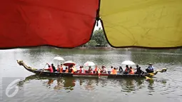 Sejumlah pengunjung menaiki perahu di kawasan wisata Setu Babakan, Jakarta Selatan, Sabtu (2/1/2016). Setu Babakan menjadi destinasi wisata alternatif dengan biaya yang relatif terjangkau. (Liputan6.com/Immanuel Antonius)