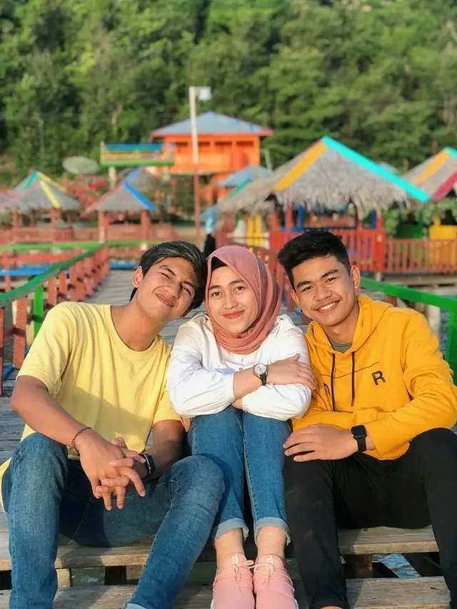 6 Potret Alza Relmiyanda, Adik Harris Vriza yang Jarang Tersorot
