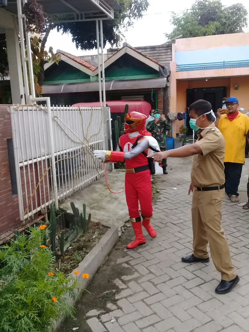 Ketika Personil Power Ranger Ikut Semprotkan Disinfektan di Tangerang