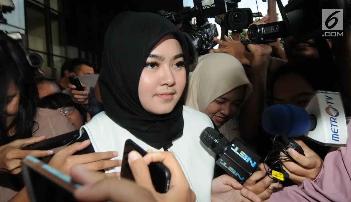 Istri tersangka Gubernur Jambi Zumi Zola, Sherin Taria usai menjalani pemeriksaan di gedung KPK, Jakarta, (22/5). Sherin diperiksa sebagai saksi terkait kasus dugaan suap dan gratifikasi atas proyek-proyek di Pemprov Jambi. (Merdeka.com/Dwi Narwoko)
