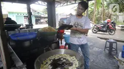 Pekerja menyerut dan langsung menggoreng keripik singkong rumahan di Kampung Kopi, Gunung Sindur, Bogor, Jawa Barat, Selasa (8/9/2020). Camilan yang dijual dengan harga Rp 8 ribu hingga Rp 50 ribu tergantung rasa tersebut banyak diminati warga di masa pandemi. (merdeka.com/Dwi Narwoko)