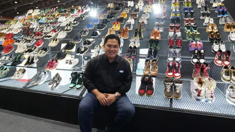 Menteri BUMN  Erick Thohir saat mengunjungi Urban Sneaker Society (USS) di Jakarta Convention Center, Senayan, Jakarta, Jumat (3/12/2021).