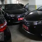 Puluhan mobil sedan Toyota Corolla Altis terparkir di basement Gedung DPRD DKI Jakarta, Kamis (3/9/2015). Mobil tersebut dibelikan Gubernur Jakarta, Basuki ‘Ahok’ Tjahaja Purnama untuk 101 anggota DPRD DKI periode 2014-2019. (Liputan6.com/Gempur M Surya)