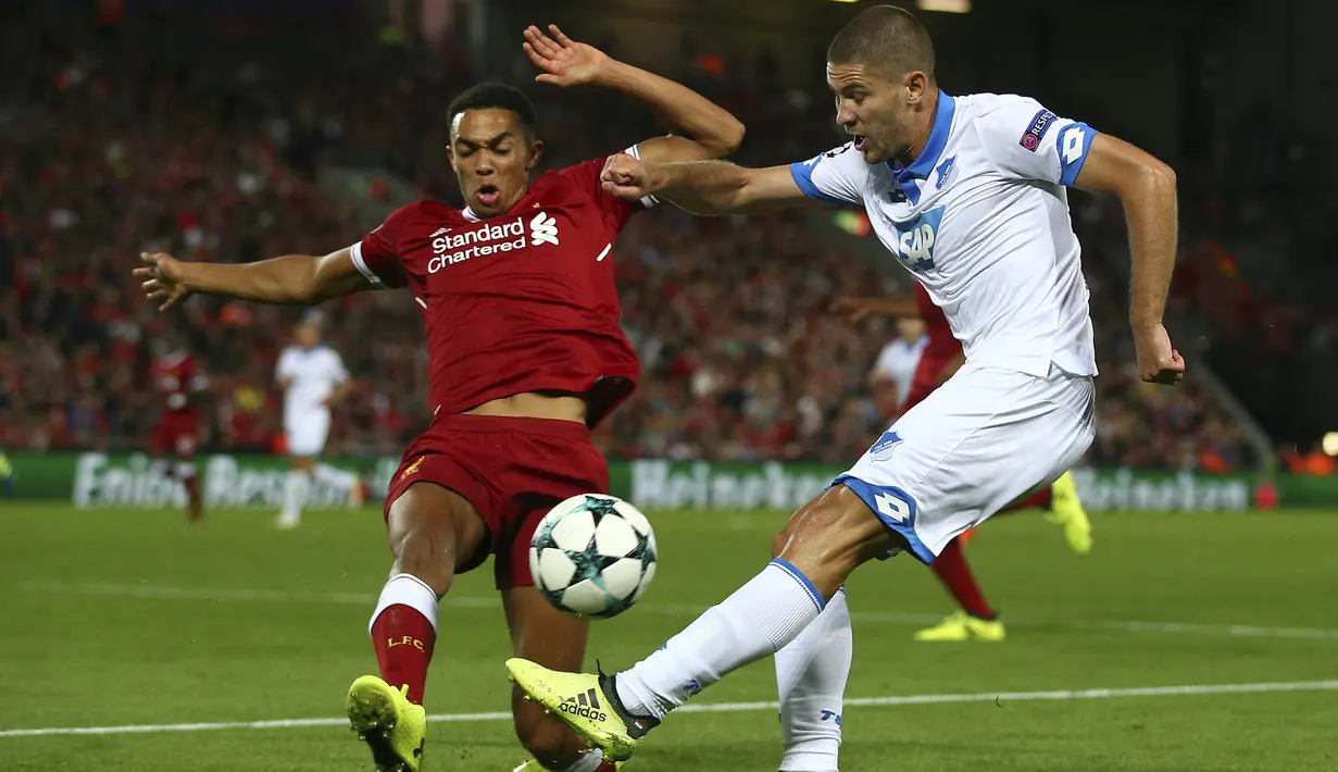 Bek Liverpool, Alexander-Arnold, berusaha merebut bola dari striker Hoffenheim, Andrej Kramaric, pada laga playoff Liga Champions, di Stadion Anfield, Kamis (24/8/2017). Liverpool menang 4-2 atas Hoffenheim. (AP/Dave Thompson)