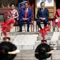 Presiden Jokowi bersama Presiden Korea Selatan Moon Jae-in didampingi Ibu Negara Iriana Joko Widodo dan Ibu Negara Kim Jung-sook disuguhi kesenian korea saat upacara penyambutan di istana Changdeokgung, Seoul, Senin (10/9). (Jeon Heon-kyun/Pool via AP)