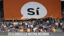Suporter Barcelona membentangkan bendera referendum Catalan dengan tulisan "Yes"saat laga La Liga Spanyol di Camp Nou stadium, Barcelona (19/9/2017). Barcelona menang 6-1. (AFP/Pau Barrena)