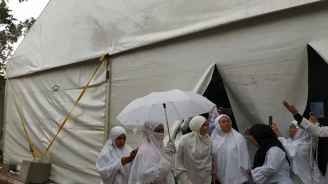 Jemaah haji Indonesia bersyukur hujan mengguyur Padang Arafah.