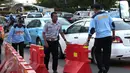 Petugas Dinas Perhubungan menata pembatas jalan untuk menutup sejumlah titik yang menuju kawasan Bundaran HI, Jakarta, Kamis (31/12). Hal ini dilakukan agar perayaan tahun baru tak terpusat di Bundaran Hotel Indonesia. (Liputan6.com/Angga Yuniar)