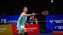 Dalam pertandingan yang berlangsung di Suwon Gymnasium, Jumat (26/9/2025), Jonatan menang dua gim langsung 21-14 dan 21-8 dalam waktu 39 menit. (ANTHONY WALLACE/AFP)