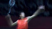 Aksi Dheva Anrimusthi saat melawan Suryo Nugroho dalam perebutan medali emas di cabang bulutangkis nomor tunggal putra SU5 pada Asian Para Games 2018 di Istora Senayan, Sabtu (13/10/2018).  (Bola.com/Peksi Cahyo)