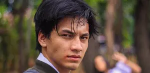 Aktor pendatang baru, Jefri Nichol belajar membuat mural di jaket dan di tembok rumahnya.