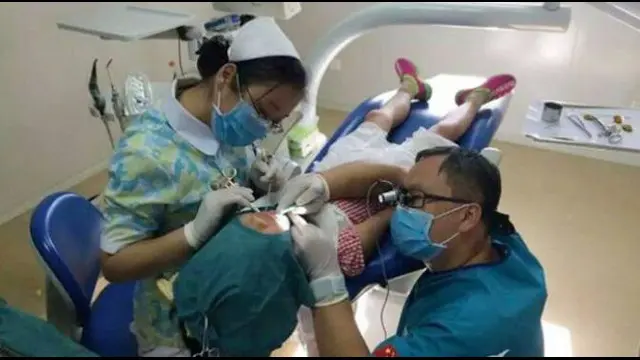 Para netizen di Cina dihebohkan dengan beredarnya foto seorang dokter gigi yang tengah sibuk  melakukan operasi terhadap gadis berusia 9 tahun bersama sang perawat.