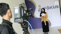Seorang mahasiswi mengikuti lomba presenter saat  Emtek Goes to Campus (EGTC) 2018 di Universitas Negeri Semarang (UNNES), Semarang, Selasa (17/7). Lomba presenter EGTC 2018 mencari juara 1 dari enam kota. (Liputan6.com/Herman Zakharia)