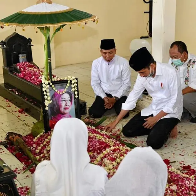 7 Momen Jokowi Kuburkan Ibundanya, Turun Langsung ke Liang Lahat