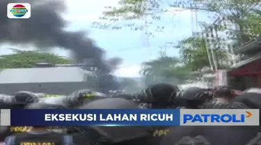 Tolak eksekusi tanah dan rumah, warga Luwuk Banggai, Sulawesi Tengah hadang petugas Pengadilan Negeri Luwuk dengan melemparkan batu.