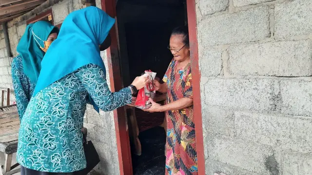 Jalankan Instruksi Presiden, PKK Banyuwangi Door to Door Bagikan Masker