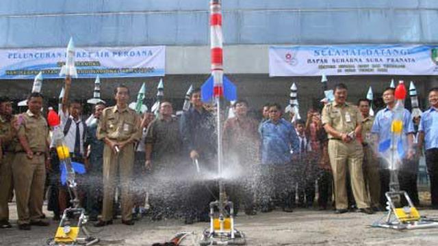 Cara Membuat Roket Air Sederhana, Ide Mainan Edukatif - Hot Liputan6.com