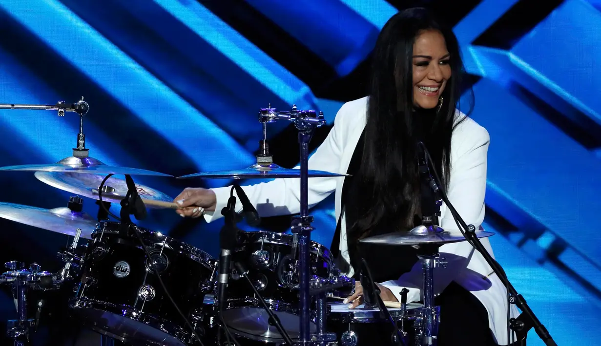 Aksi Sheila E. menabuh drum pada hari terakhir Konvensi Nasional Partai Demokrat di Philadelphia, Pennsylvania, AS, Kamis (28/7). (REUTERS/Mike Segar)