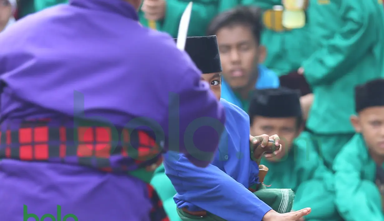Dua Orang Bocah memperagakan gerakan Silat Betawi di Kawasan Senayan, Jakarta, Minggu (8/11/2015). Kegiatan ini merupakan  bagian dari Silahturahmi Main Pukul Betawi. (Bola.com/Nicklas Hanoatubun)
