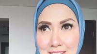 Wanita kelahiran Surabaya, 29 Juli 1972 ini makin percaya diri tampil dengan hijabnya. Venna Melinda nampak mantap dengan pilihannya berhijab. (Liputan6.com/IG/@vennamelindareal)