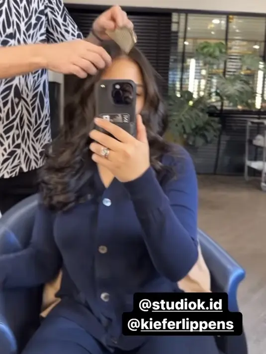 Nagita pun memercayakan penataan rambutnya kepada salon Studio K dengan hair stylist Kiefer Lippens. Credit: Instagram  (@raffinagita1717)