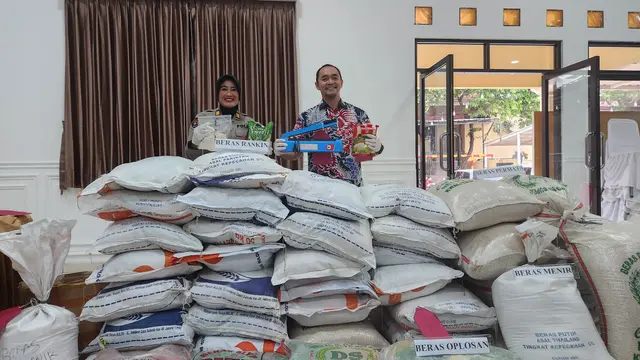 Kasat Reskrim Polres Metro Depok, AKBP Dermawan Kristianus Zendrato memperlihatkan barang bukti berupa beras oplosan di wilayah Depok.