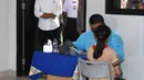 Presiden Joko Widodo meninjau langsung vaksinasi Covid-19 bagi anak-anak usia 6-11 tahun yang digelar di Kompleks SDN Cideng, Gambir, Jakarta, Rabu (15/12/2021). Dengan vaksinasi ini, Presiden berharap anak-anak bisa terlindungi dari penyebaran Covid-19. (Foto: Lukas-Biro Pers Sekretariat Presiden)