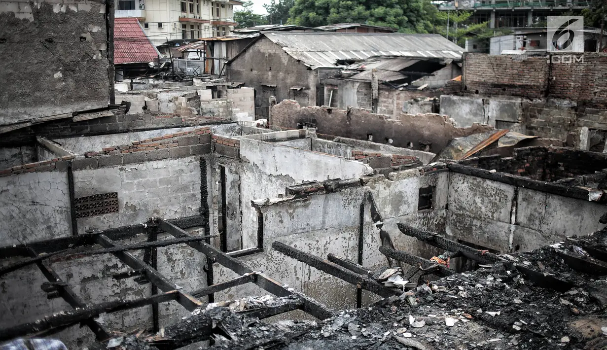 Pemandangan usai kebakaran menghanguskan Kelurahan Kebon Kosong, Kemayoran, Jakarta, Rabu (26/12). Banyak di antara rumah yang terbakar merupakan bangunan semi permanen. (Liputan6.com/Faizal Fanani)