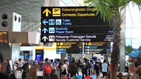 Ratusan penerbangan di Bandara Soetta terdampak dari ribuan massa simpatisan yang hendak menyambut kepulangan Rizieq Shihab. (Liputan6.com/Pramita Tristiawati)