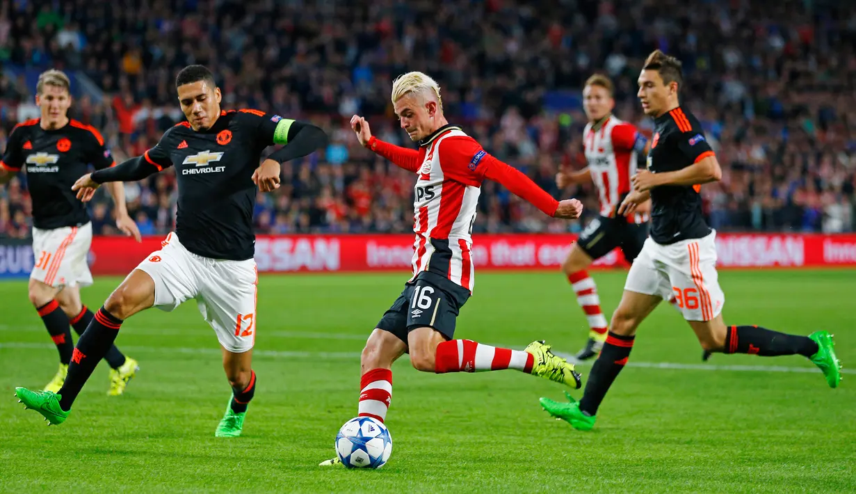 Penyerang PSV, Maxime Lestienne (tengah) berusaha mengumpan bola pada laga penyisihan grup B Liga Champions di Stadion Philips, Belanda (16/9/2015). PSV menang atas MU dengan skor 2-1. (Reuters/Michael Kooren)