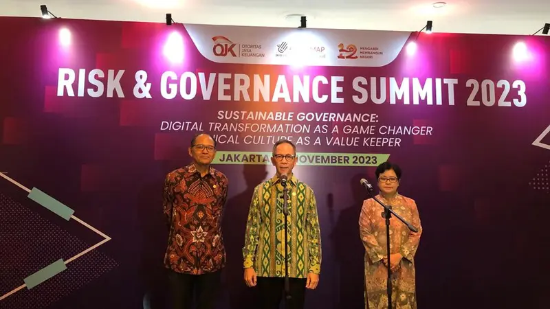 Ketua Dewan Komisioner Otoritas Jasa Keuangan (OJK), Mahendra Siregar dalam acara Risk and Governance Summit 2023, di Jakarta, Kamis (30/11/2023). (Tira/Liputan6.com)