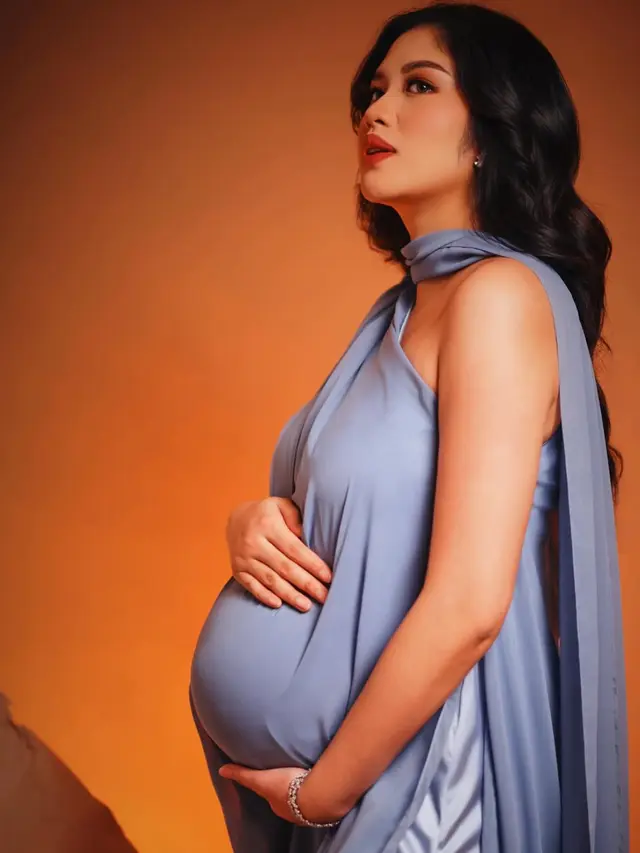 Ochi Rosdiana di Maternity Shoot pakai dress. [@ochi24]