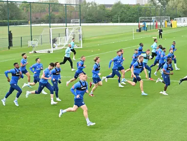 Para pemain tim West Ham United melakukan pemanasan saat mengikuti sesi latihan di tempat latihan West Ham United di London timur (4/5/2022). West Ham akan bertanding melawan Eintracht Frankfurt pada leg kedua semifinal Liga Europa di di Deutsche Bank Park. (AFP/Justin Tallis)