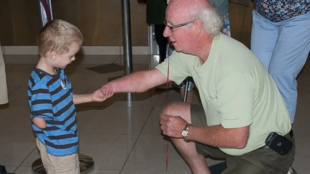 Kirill menyentuh tangan kakek angkatnya, Chris. | Foto: copyright abcnews.go.com