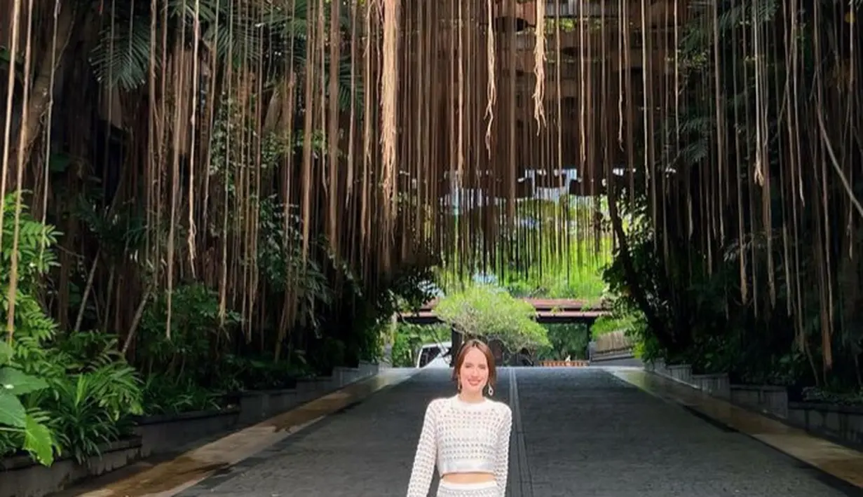 Cinta tampil dengan one set knit warna putih. Dengan atasan crop top lengan panjang dipadukan rok panjang slitnya. [@claurakiehl]