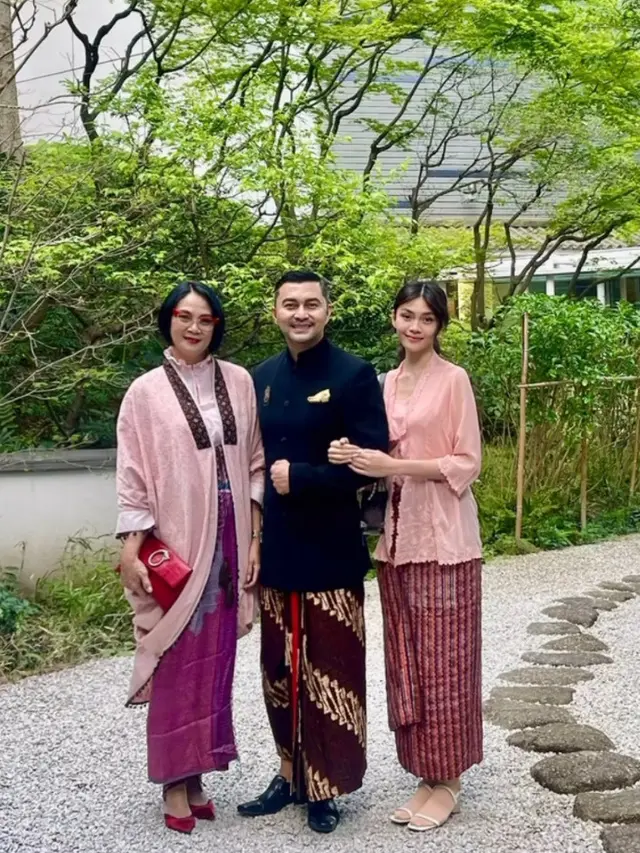 Keluarga Anjasmara dan Dian Nitami Liburan. [@bu_deedee]