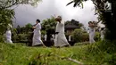 Umat Hindu membawa sesajen dalam prosesi ritual tahunan Purnama Kapat di Pura Besakih, Karangasem, Bali, Kamis (5/10). Ritual tersebut juga dijadikan momentum untuk doa bersama agar bencana gunung meletus tidak terjadi. (Liputan6.com/Gempur M Surya)