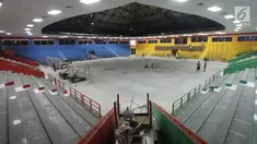 Suasana aktivitas pekerja proyek renovasi gelanggang olahraga (GOR) Soemantri Brodjonegoro, Jakarta, Kamis (18/1). Renovasi ini bertujuan untuk menunjang kegiatan Asian Games 2018. (Liputan6.com/Arya Manggala)