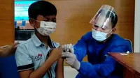 Markas Komando Pemeliharaan Materiil Angkatan Udara (Kahormatau) bekerja sama dengan Dinas Kesehatan Kota Bandung menggelar vaksinasi Covid-19 untuk anak berusia antara 6 hingga 11 tahun. (Foto: Liputan6.com/Huyogo Simbolon)